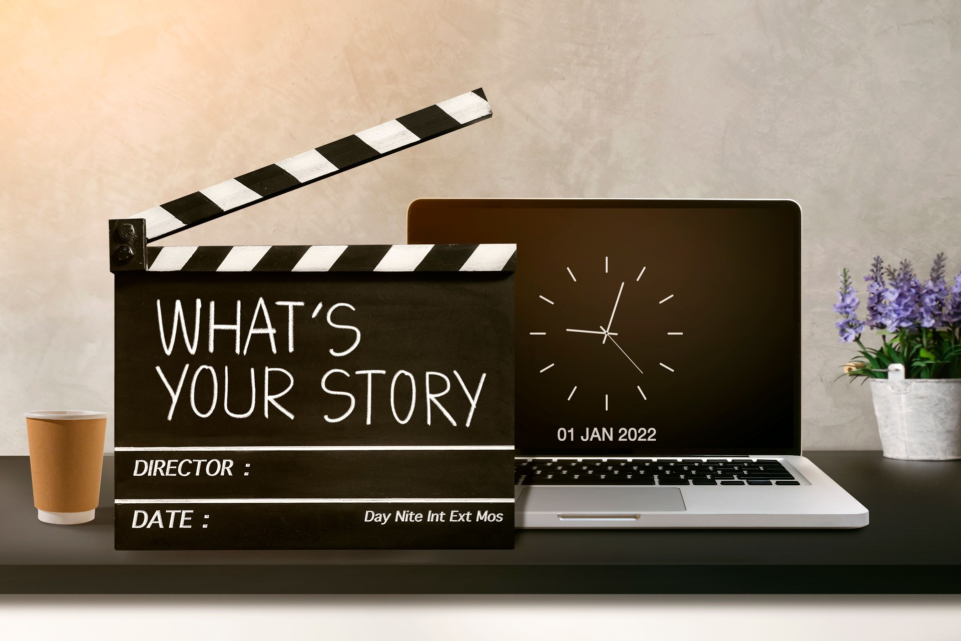 ¿Cuál es tu historia? Escritura a mano en la pizarra de películas.storytelling, inspiración, escritura de guiones y cinematografía en el nuevo año 2022.